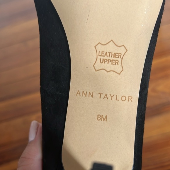 Ann Taylor Black Pointy Toe Suede Heels with Gold Chain Buckle Detail Size 8 - Picture 8 of 11